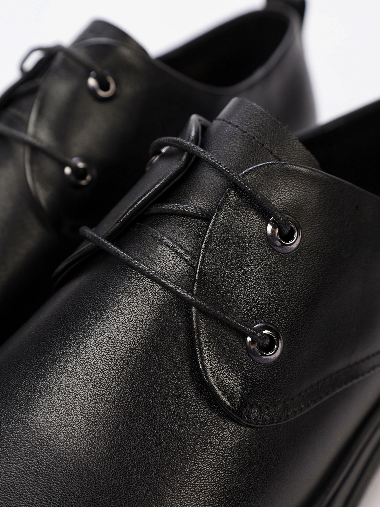 Туфли черного цвета со шнуровкой